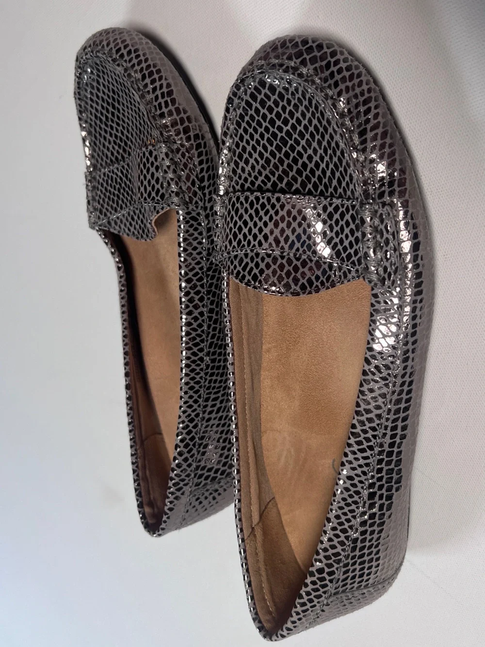 VIONIC Orthaheel Chill Larrun Leather Snake Embossed Loafer Gunmetal 6.5